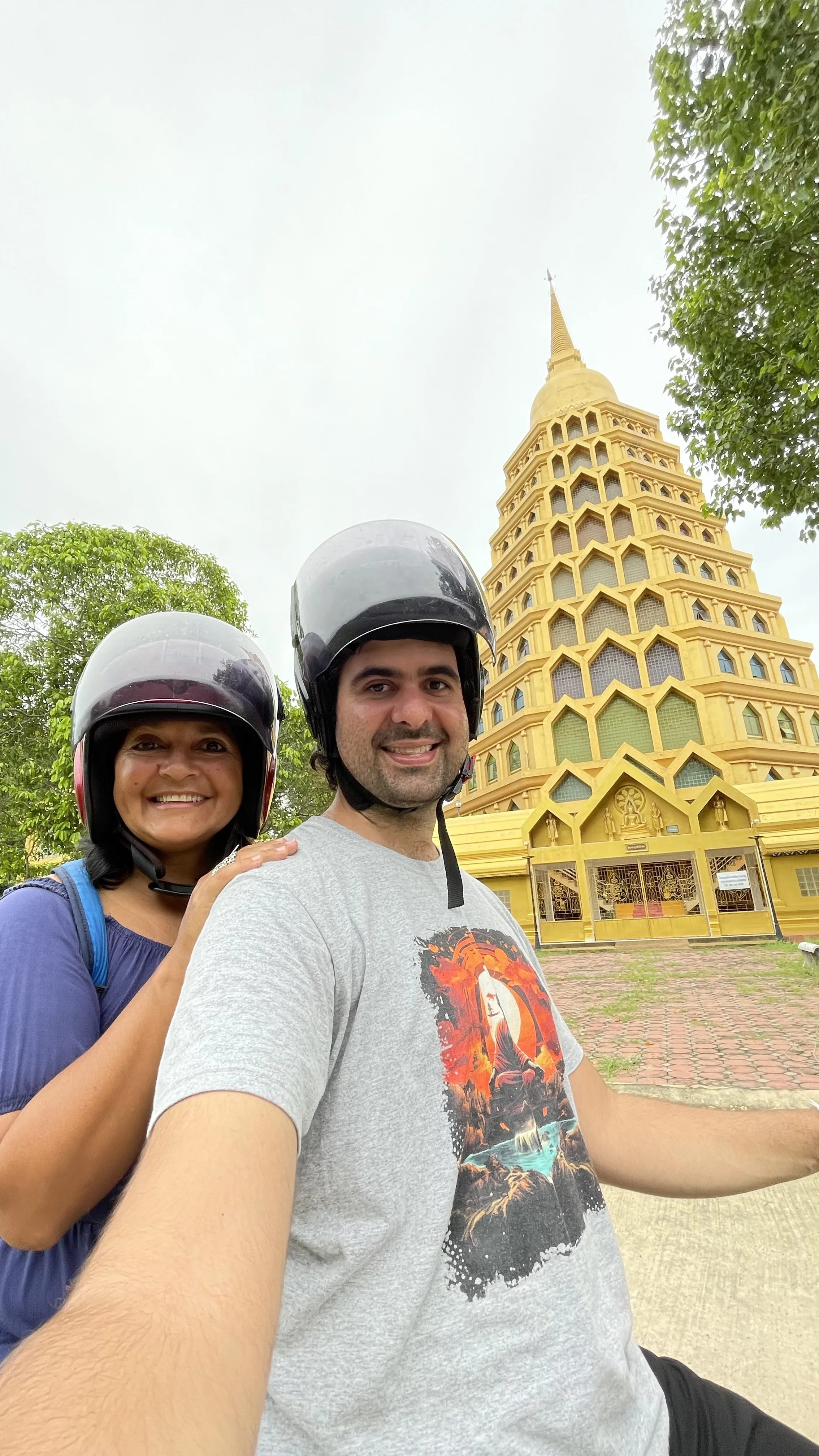 Estupa dourada em formato de colmeia do templo Wat Tha It em Ang Thong