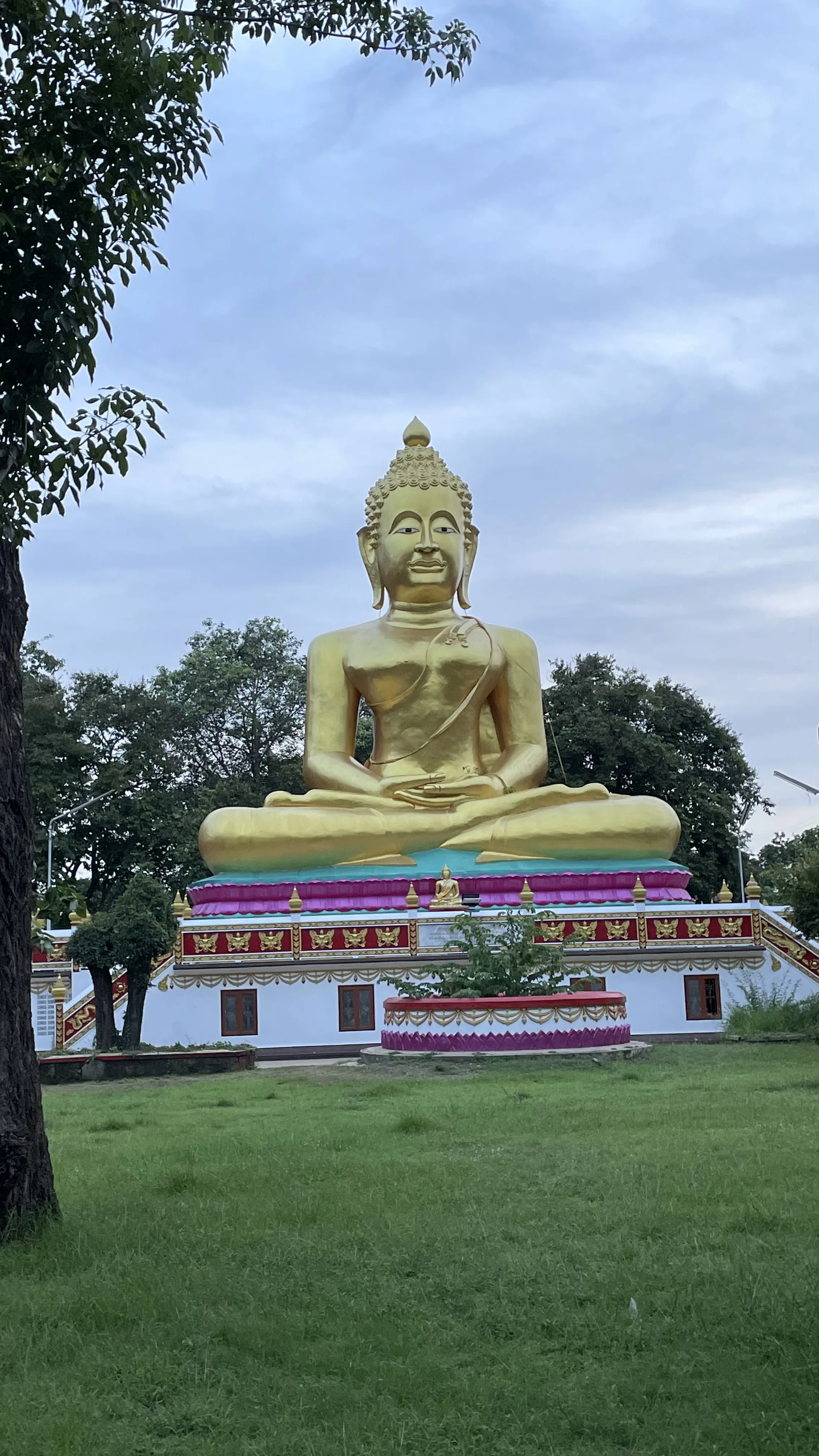 Grande Buda sentado do templo Wat Phinit Thammasan em Bang Pla Kot