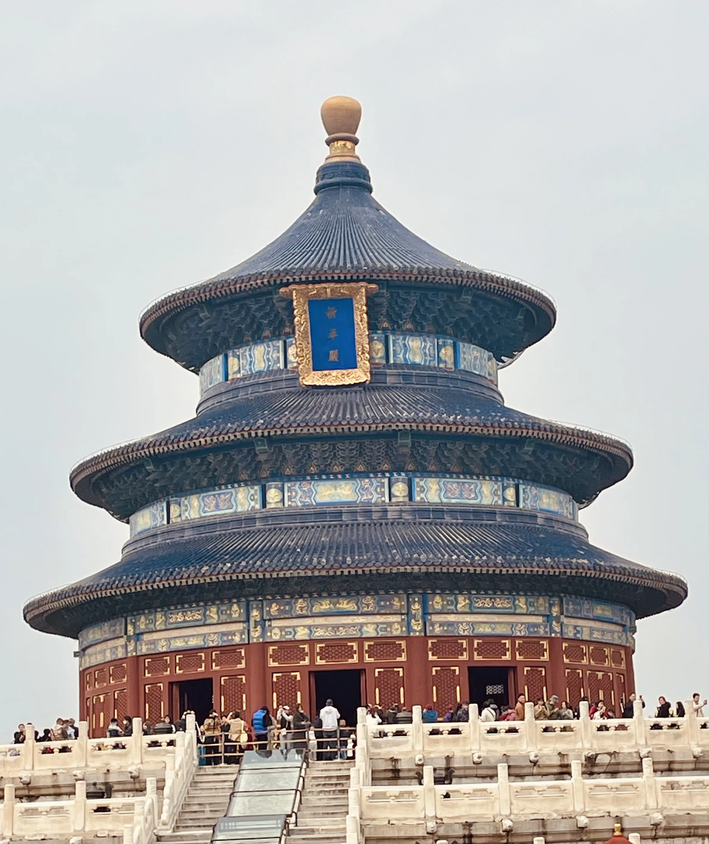 Destaque para o telhado triplo em azul e cúpula dourada do Salão de Orações para Boas Colheitas no Templo do Céu em Pequim.