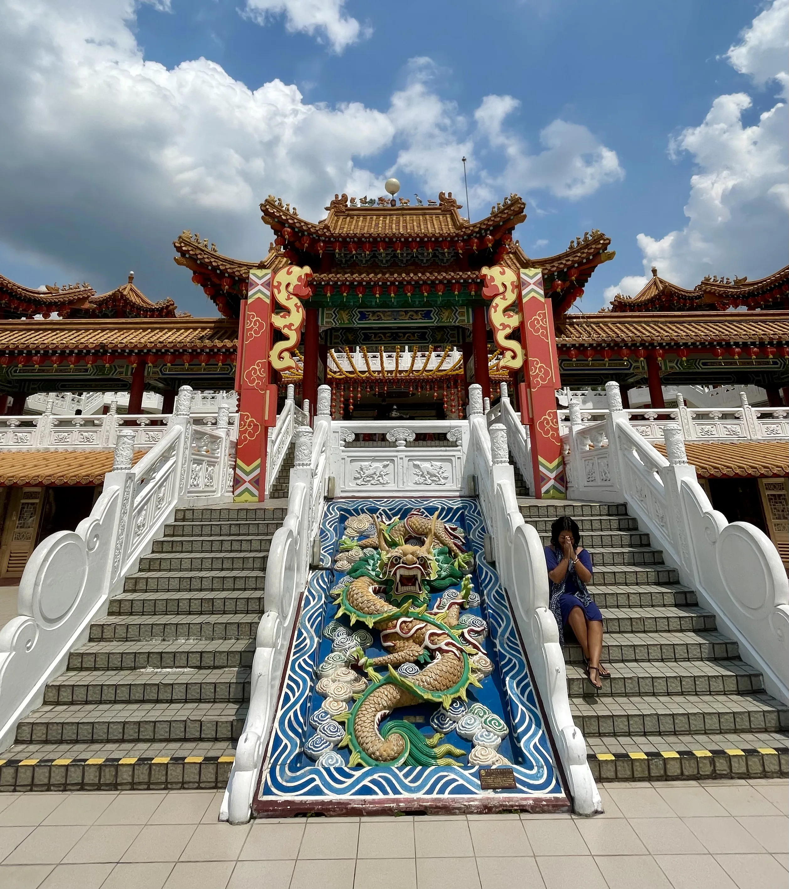 Fachada ornamentada e lanternas vermelhas do Templo Thean Hou em Kuala Lumpur.