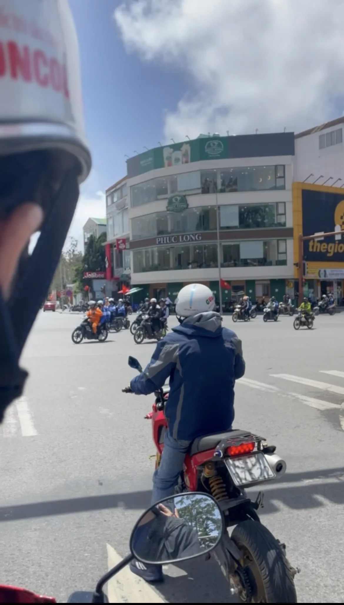 Trânsito movimentado de motos nas ruas de Dalat, Vietnã.