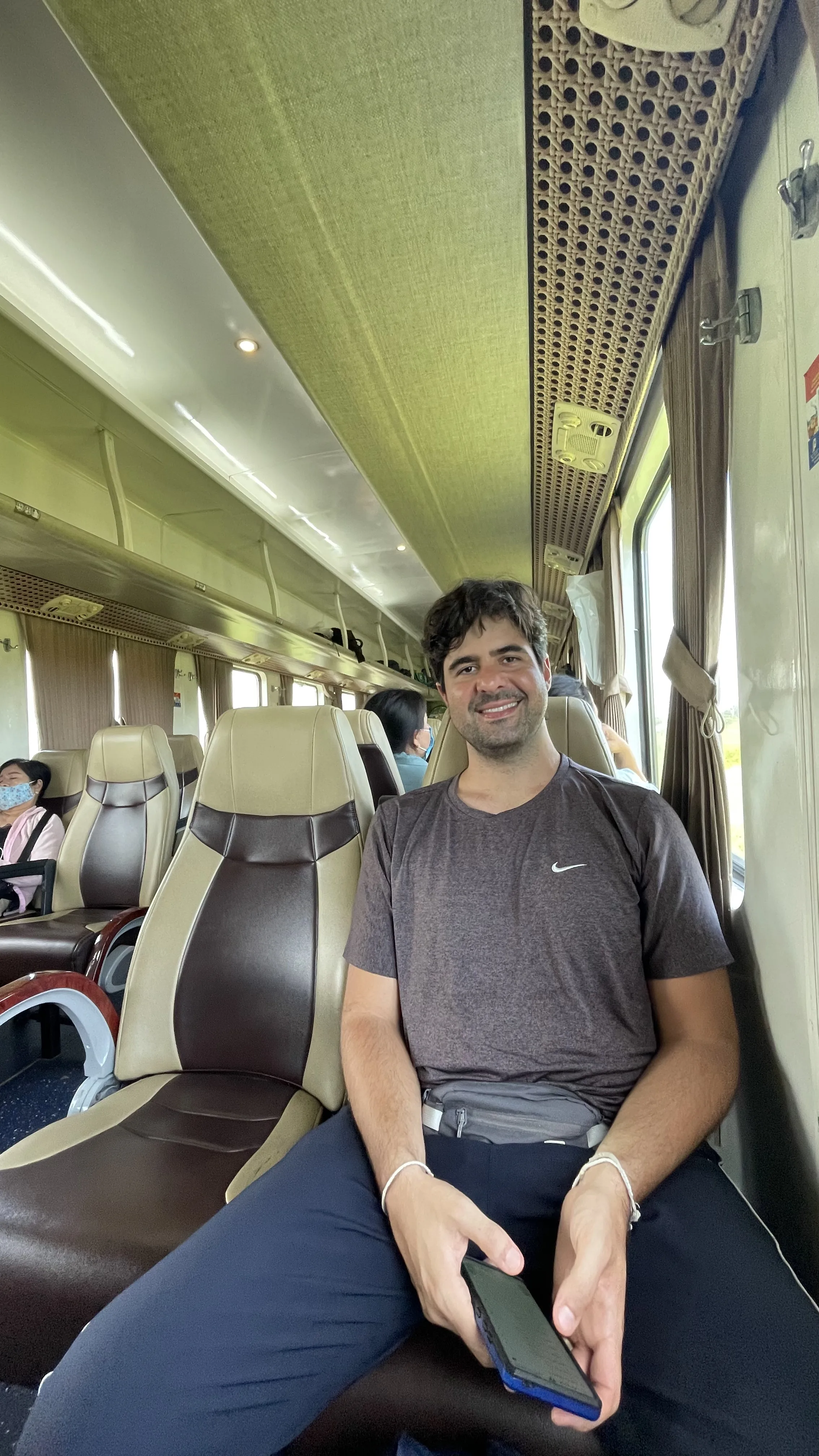 Interior de vagão soft seat com poltronas confortáveis em trem no Vietnã