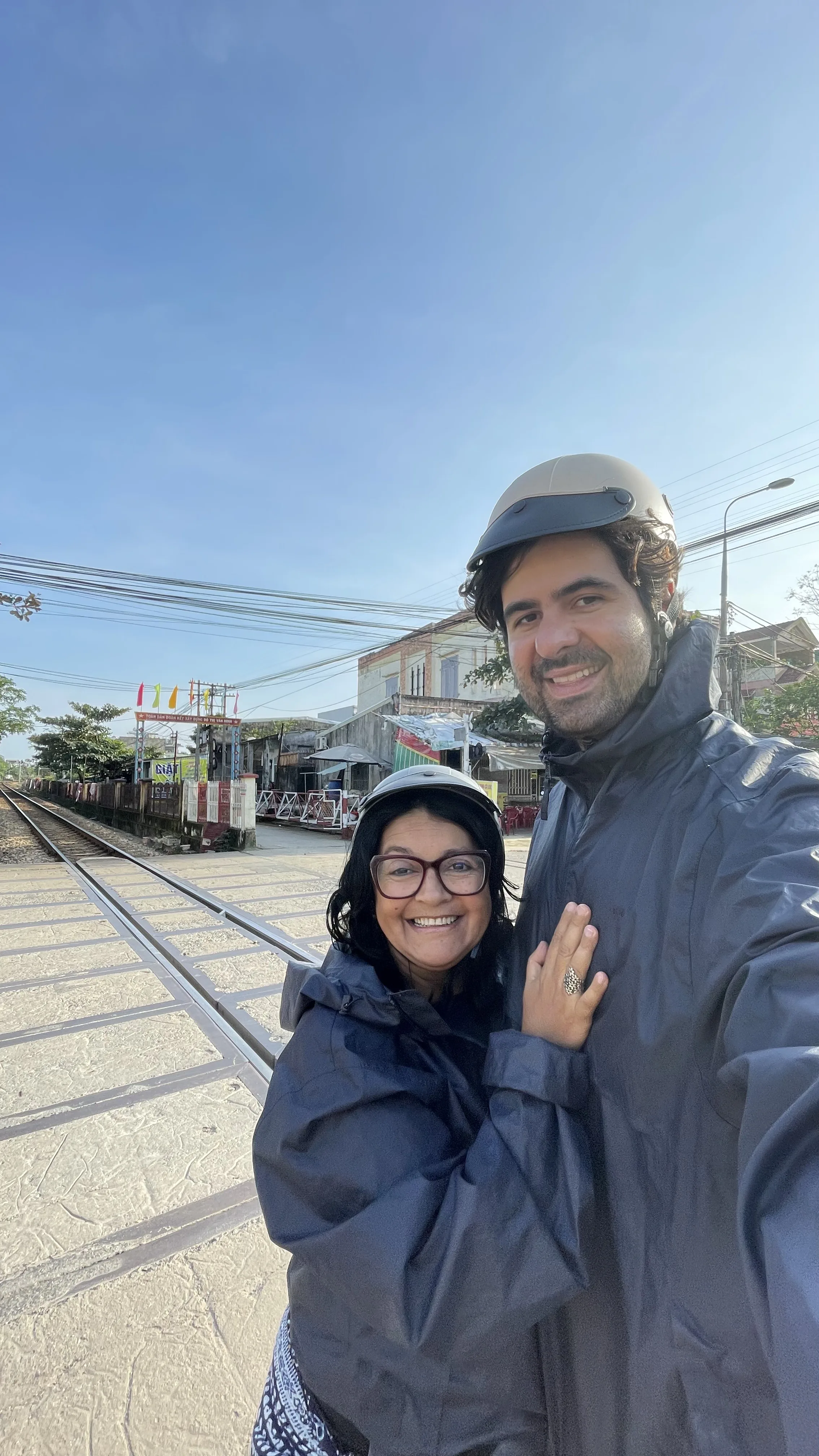 Trilhos de trem contornando a paisagem costeira e montanhosa no Vietnã