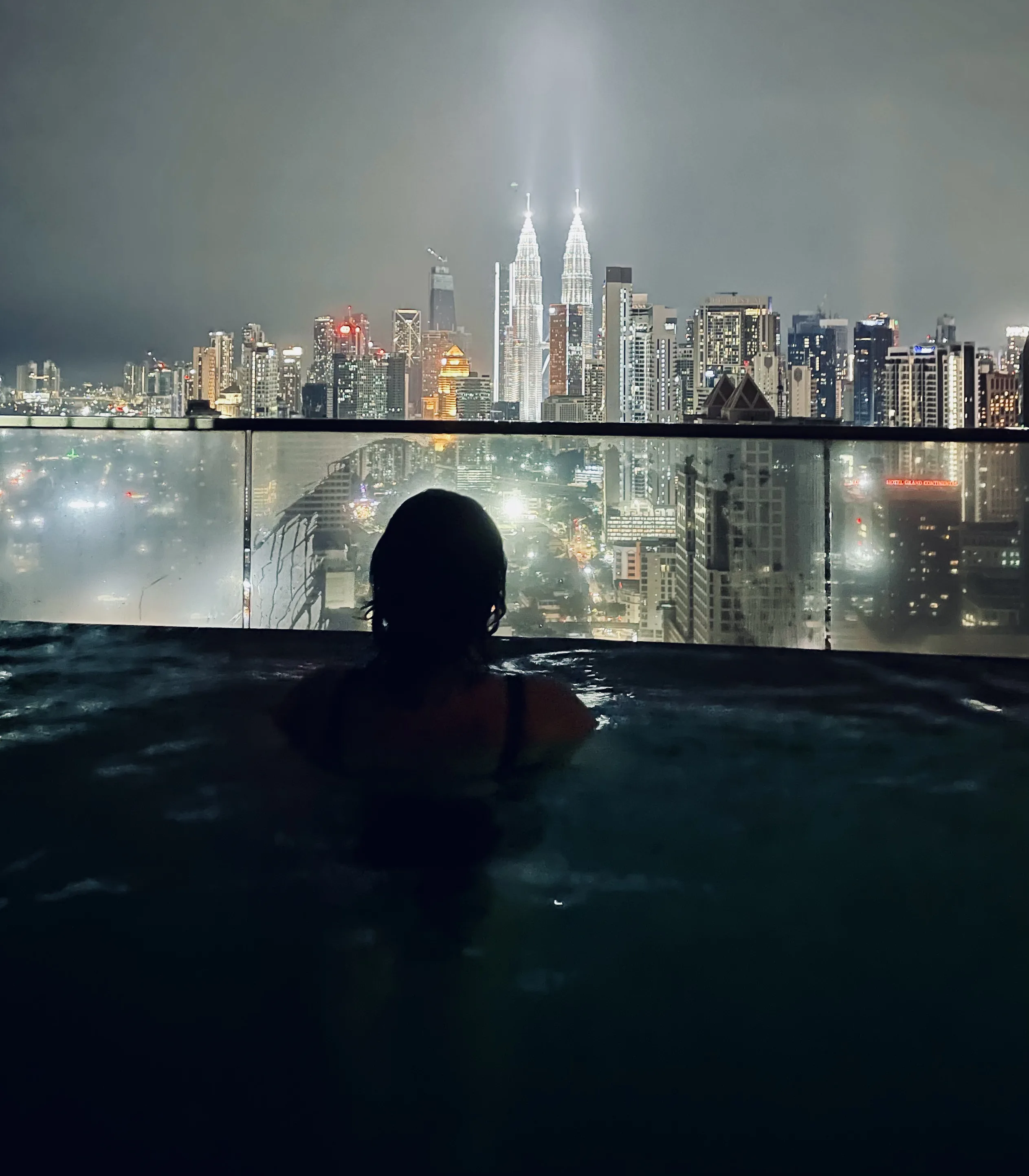 Vista das Torres Petronas a partir da piscina de borda infinita em Kuala Lumpur.