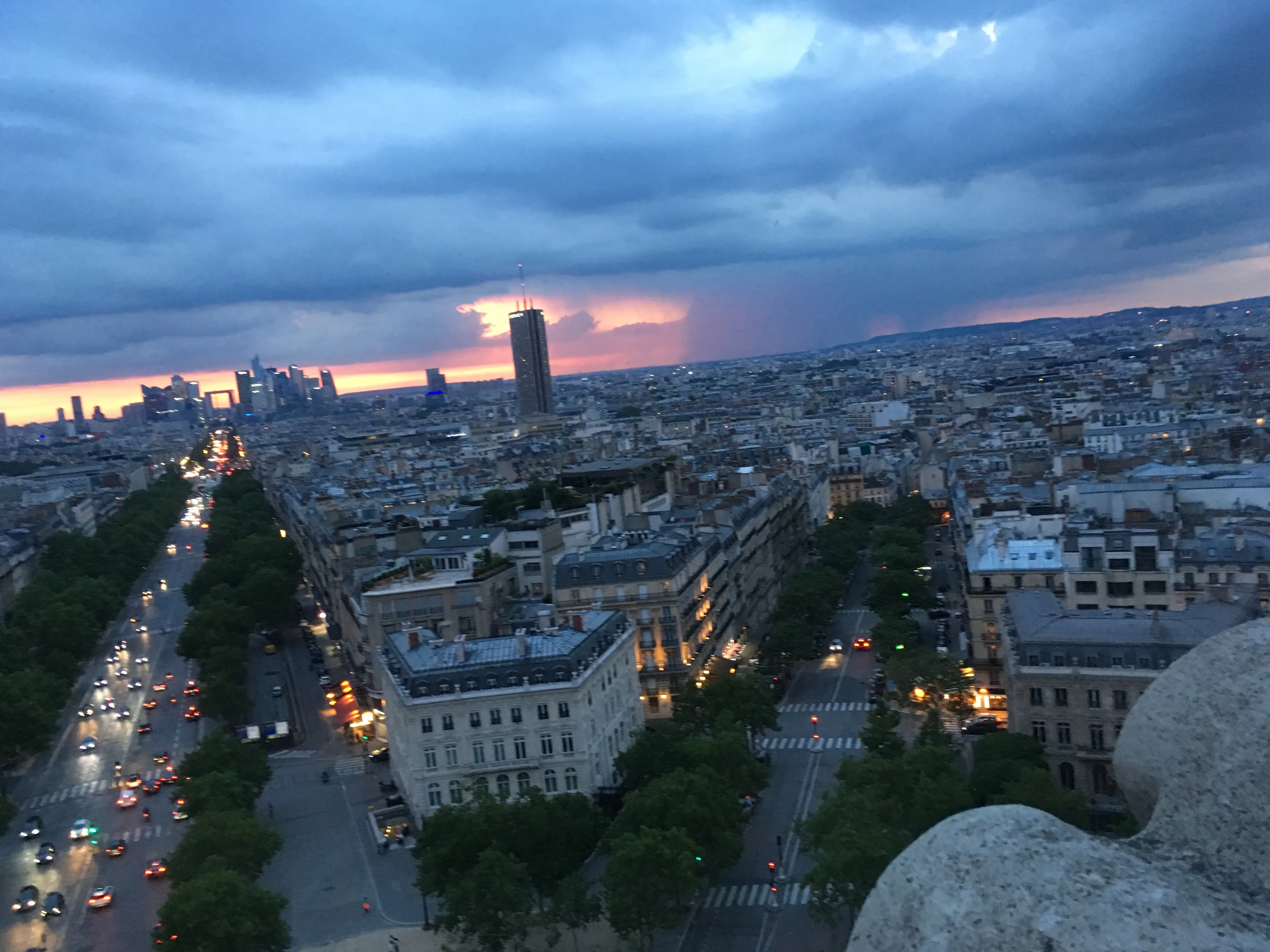 Vista panorâmica de Paris e da Torre Eiffel ao pôr do sol do alto do Arco do Triunfo