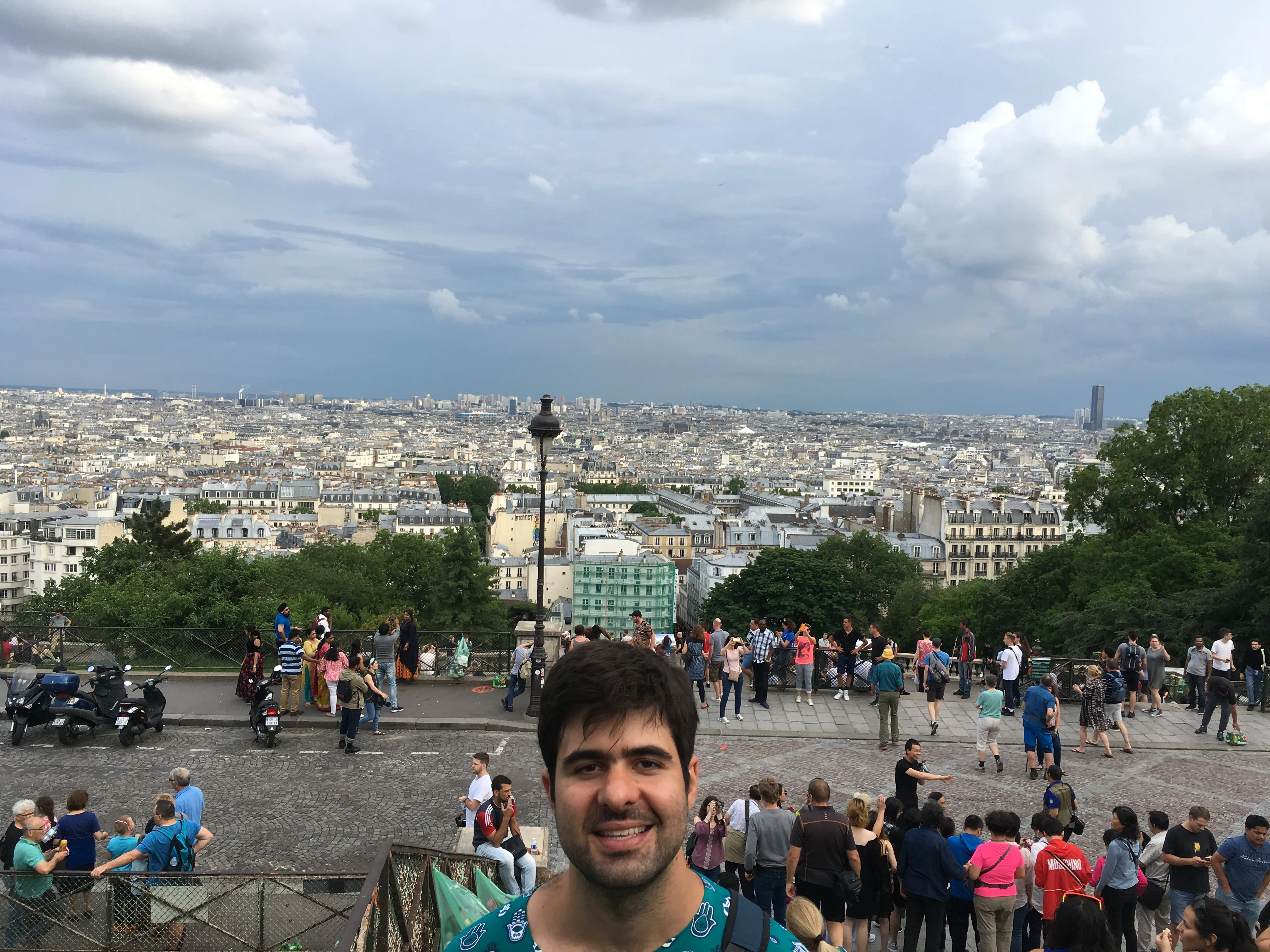 Vista panorâmica dos telhados e edifícios clássicos de Paris a partir da colina de Montmartre