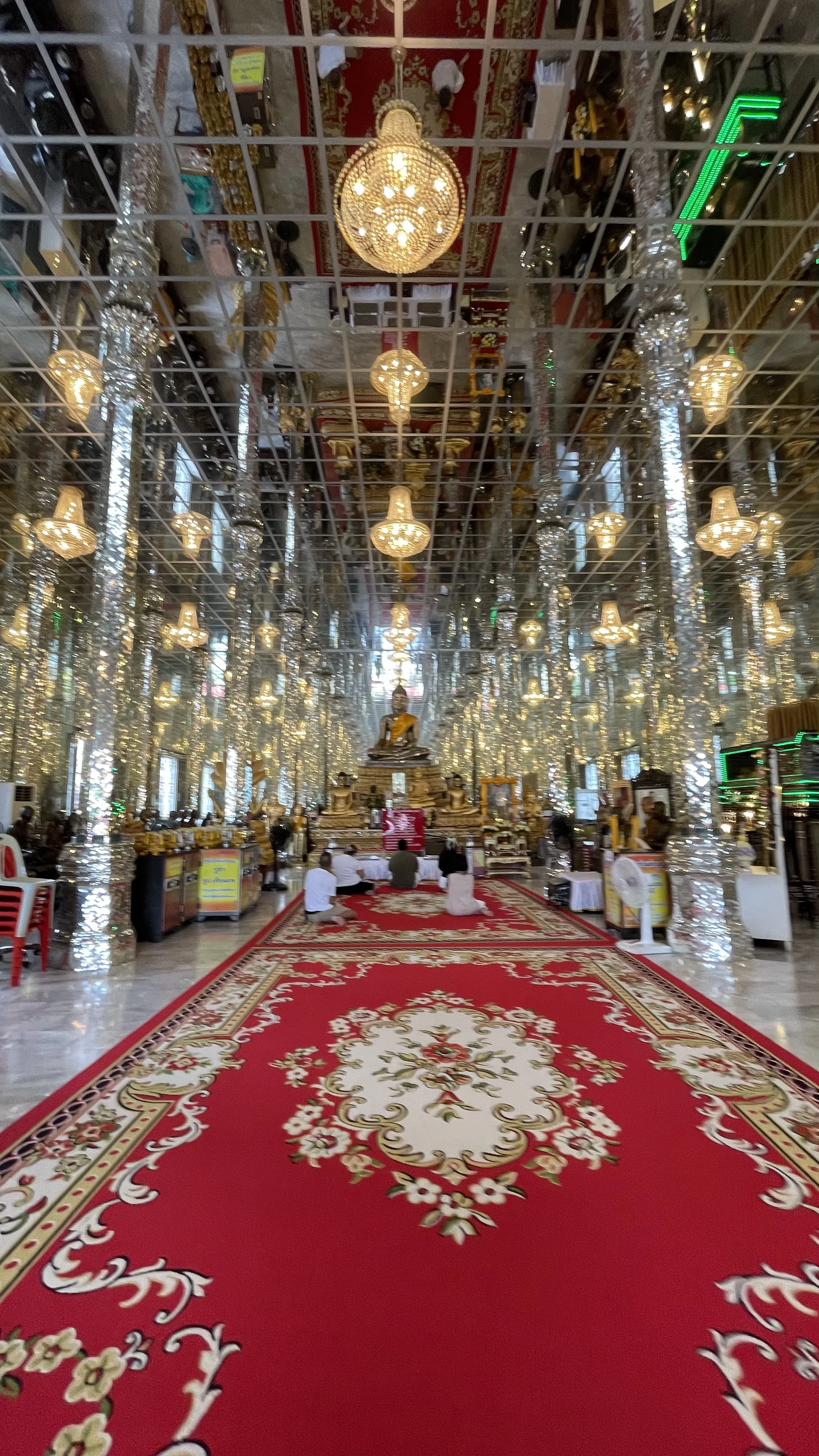 Lustres de cristal e teto revestido de espelhos no Wihan Kaew em Wat Muang