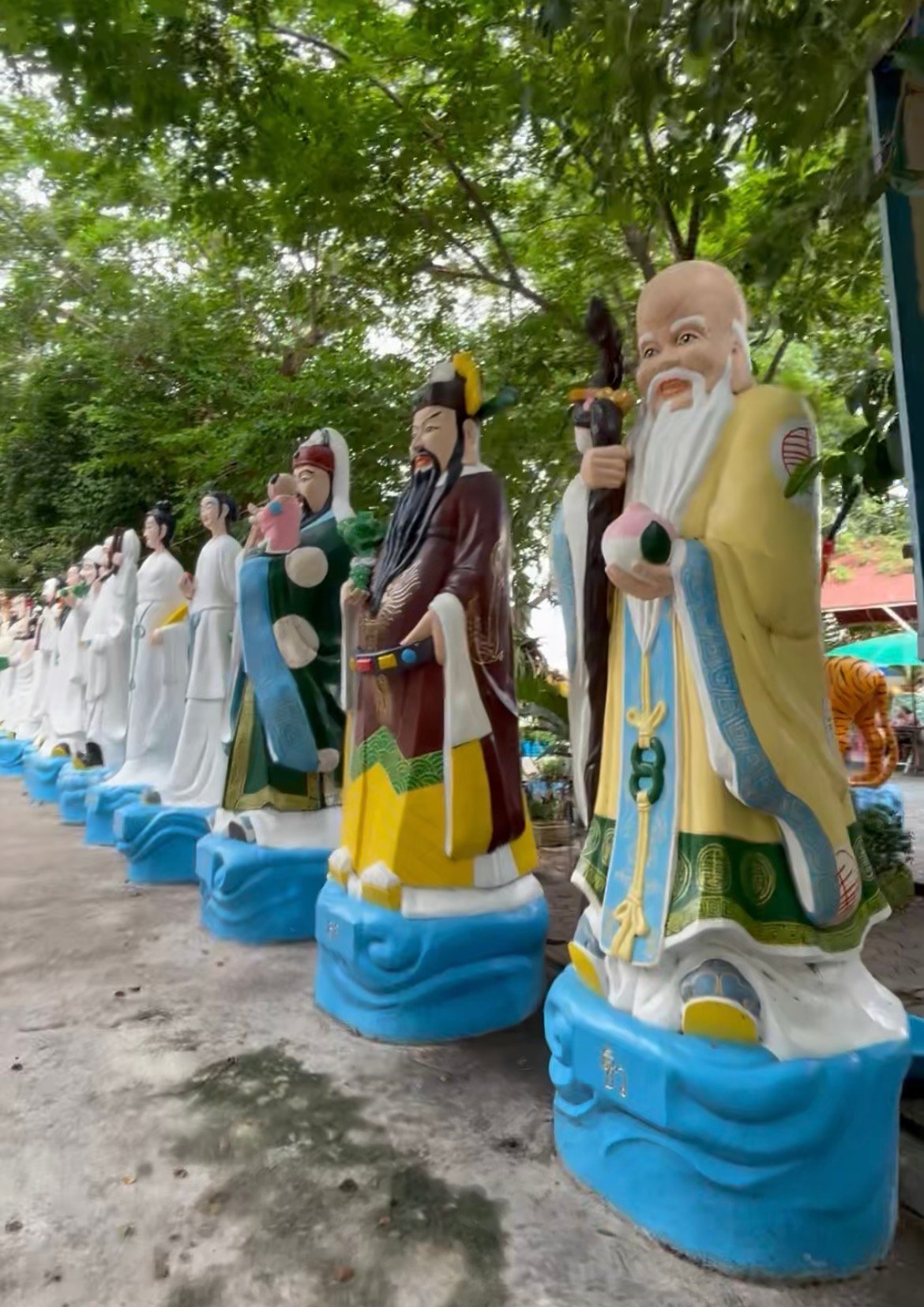 Esculturas coloridas das divindades chinesas Hok Lok Siew no pátio de Wat Muang