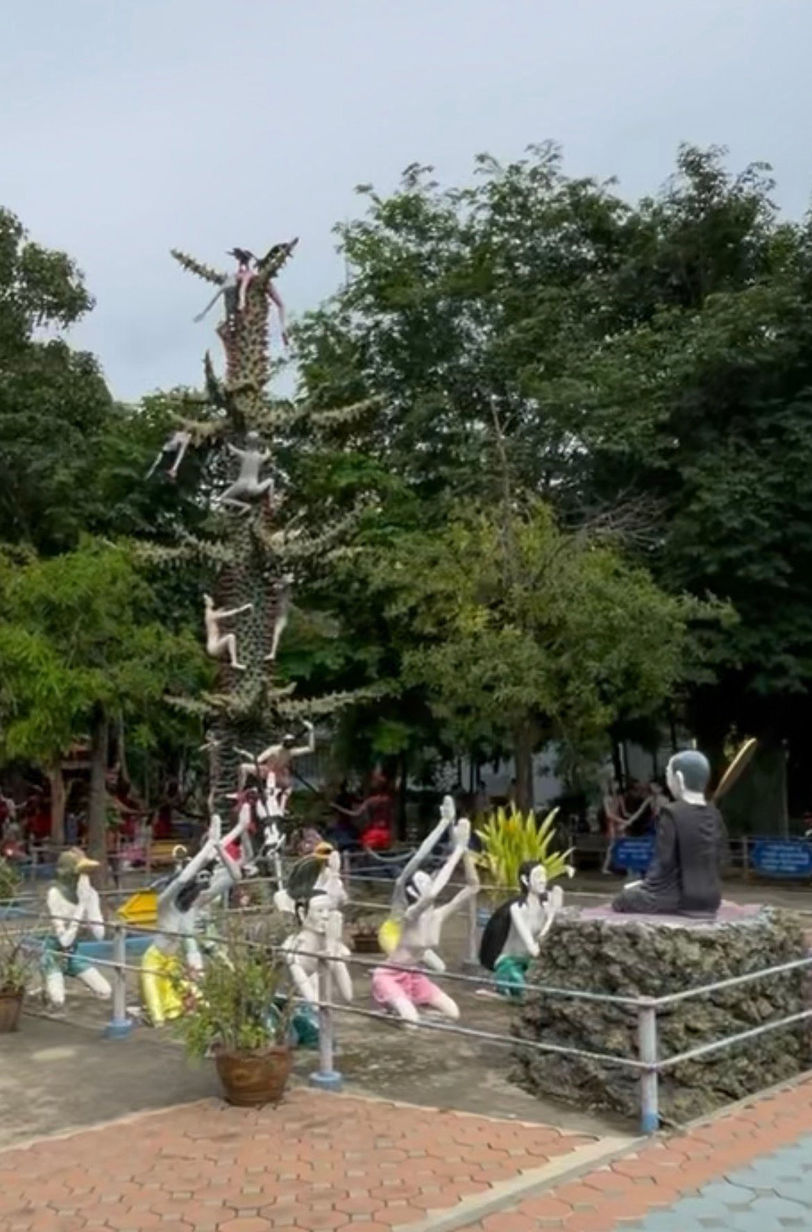 Esculturas educativas no jardim do inferno budista Naraka em Wat Muang