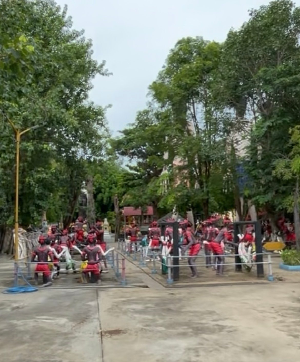 Estátuas representando as consequências cármicas dos cinco preceitos no jardim de Wat Muang