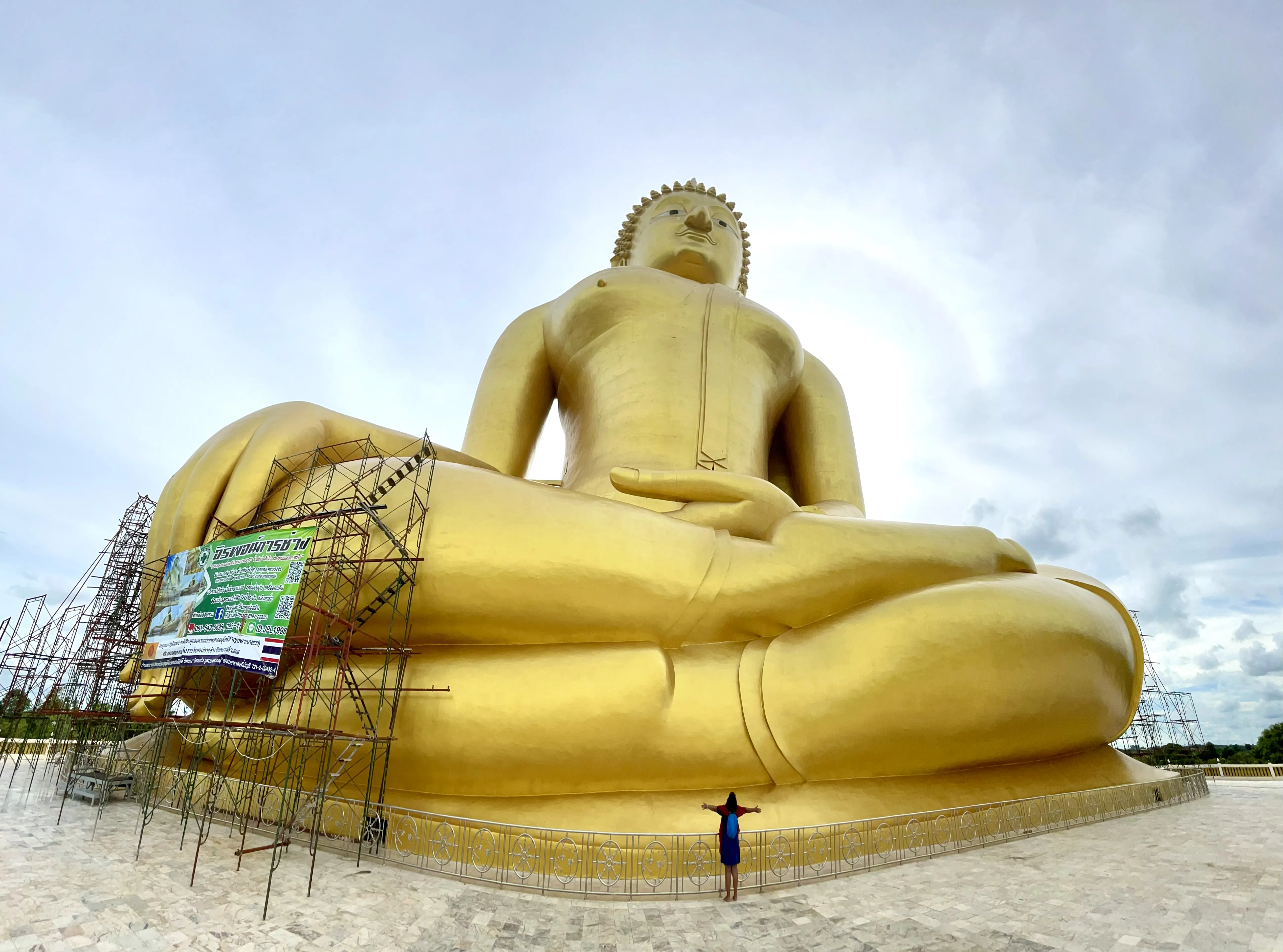 Vista completa da estátua dourada de 92 metros do Grande Buda de Wat Muang
