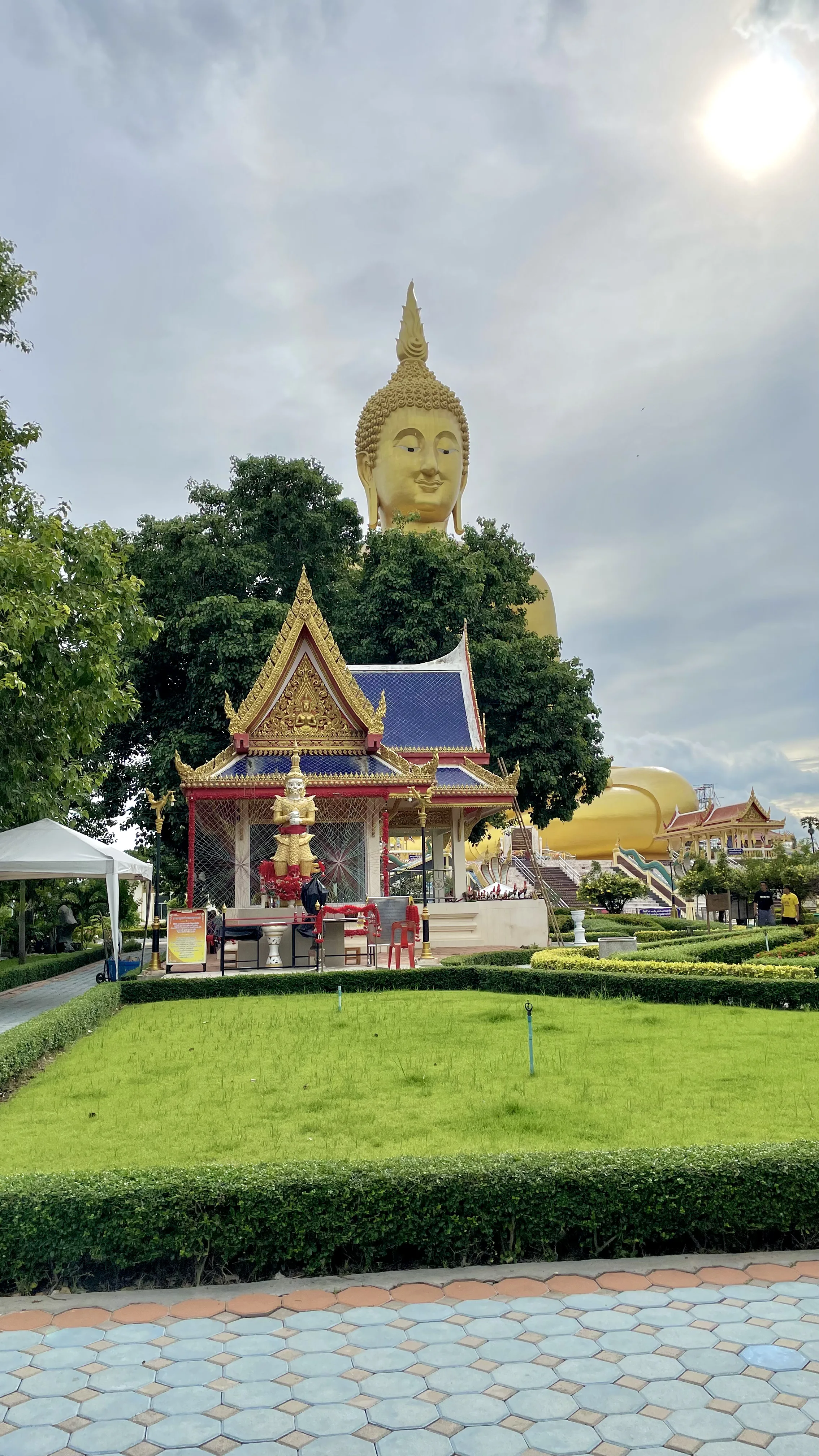 Estátua dourada do guardião Thao Wessuwan no complexo de Wat Muang