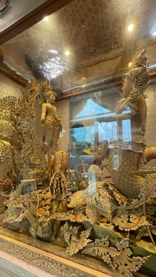 Escultura dourada da Sereia do Ramakien no interior do templo Wat Phra That Pha Sorn Kaew