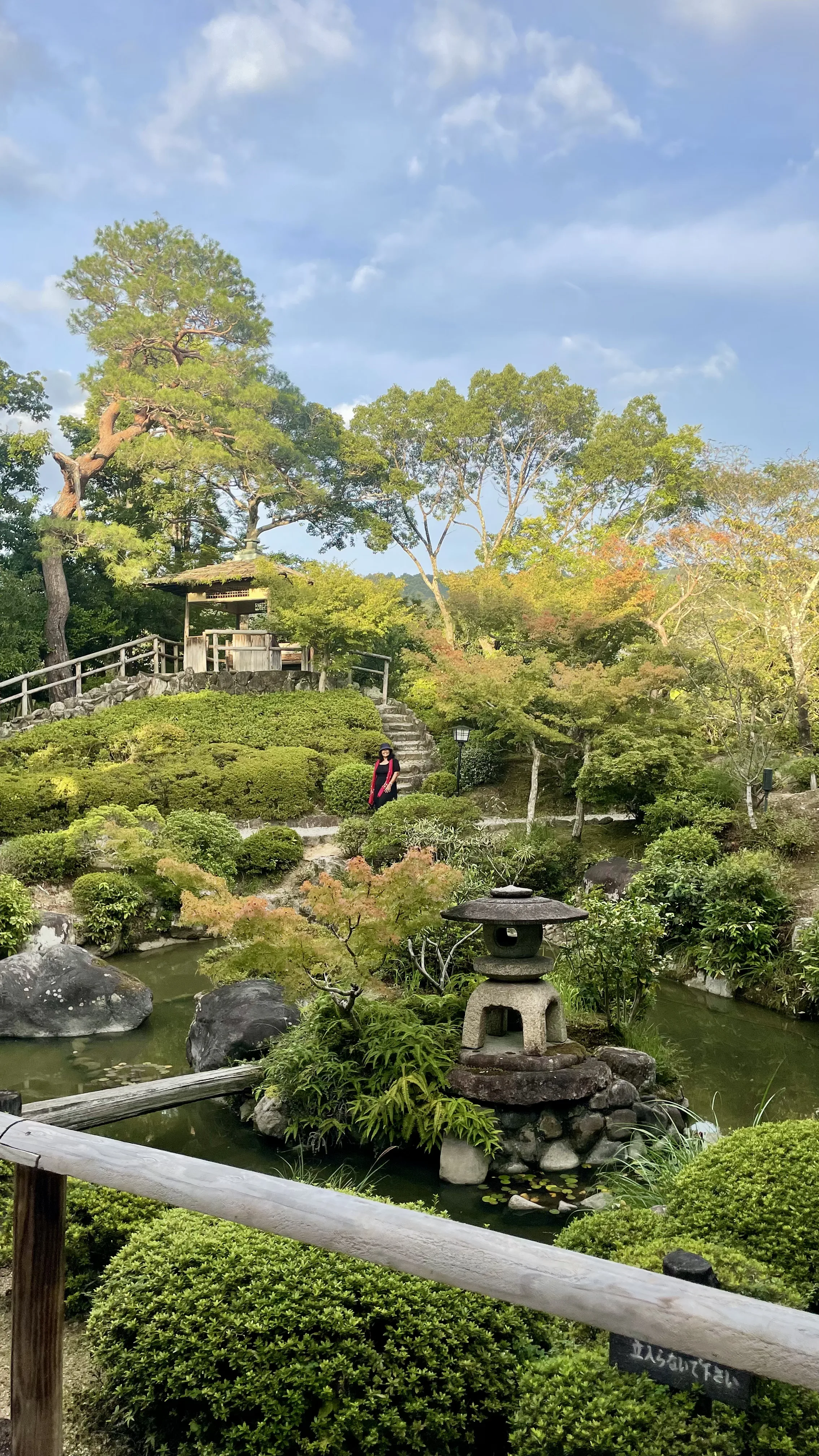Lanterna de pedra em lago ornamental no tradicional Jardim Isuien em Nara, famoso ponto turístico e paisagístico do Japão.